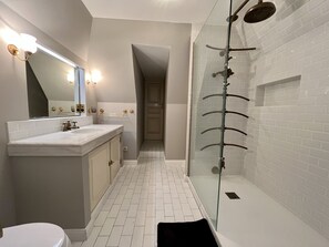 Een bad/douchecombinatie, een haardroger, een bidet, handdoeken