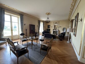 智能电视、壁炉、电子游戏、乒乓球