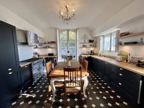 ثلاجة، ميكروويف، فرن، موقد طهي مسطح