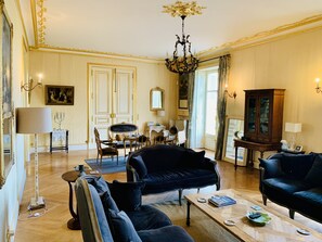 智能电视、壁炉、电子游戏、乒乓球