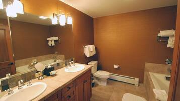 淋浴/盆浴组合、按摩浴缸、吹风机、毛巾