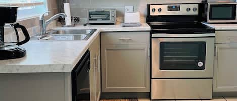 Réfrigérateur, four à micro-ondes, un four, surface de cuisson