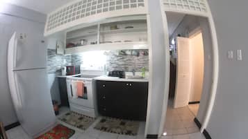 Apartemen Comfort | Dapur pribadi | Lemari es besar, microwave, kompor, dan peralatan masak/sendok-piring