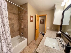 Combined shower/bathtub, hair dryer, towels