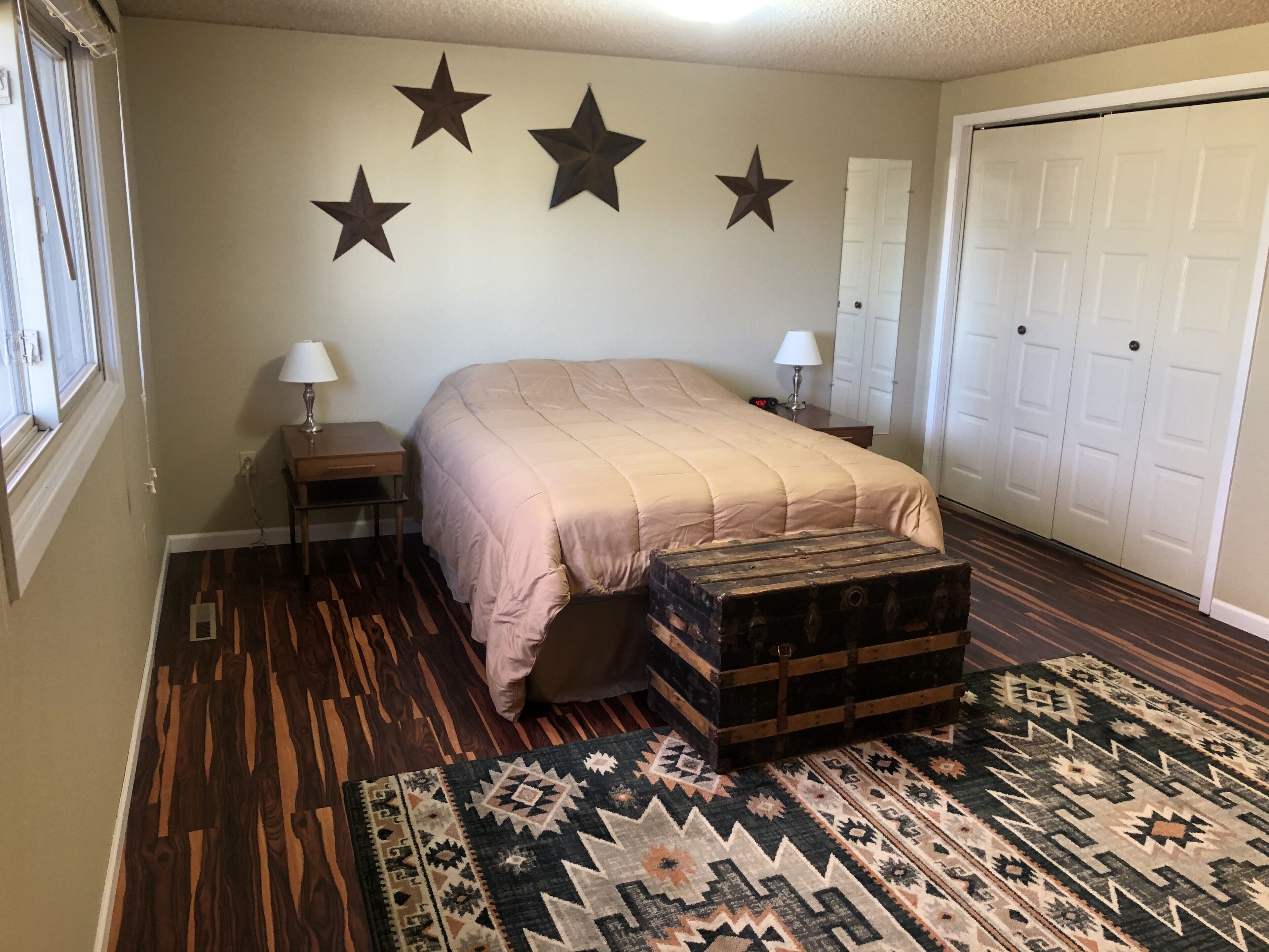 3 habitaciones, tabla de planchar con plancha y cuna de viaje 