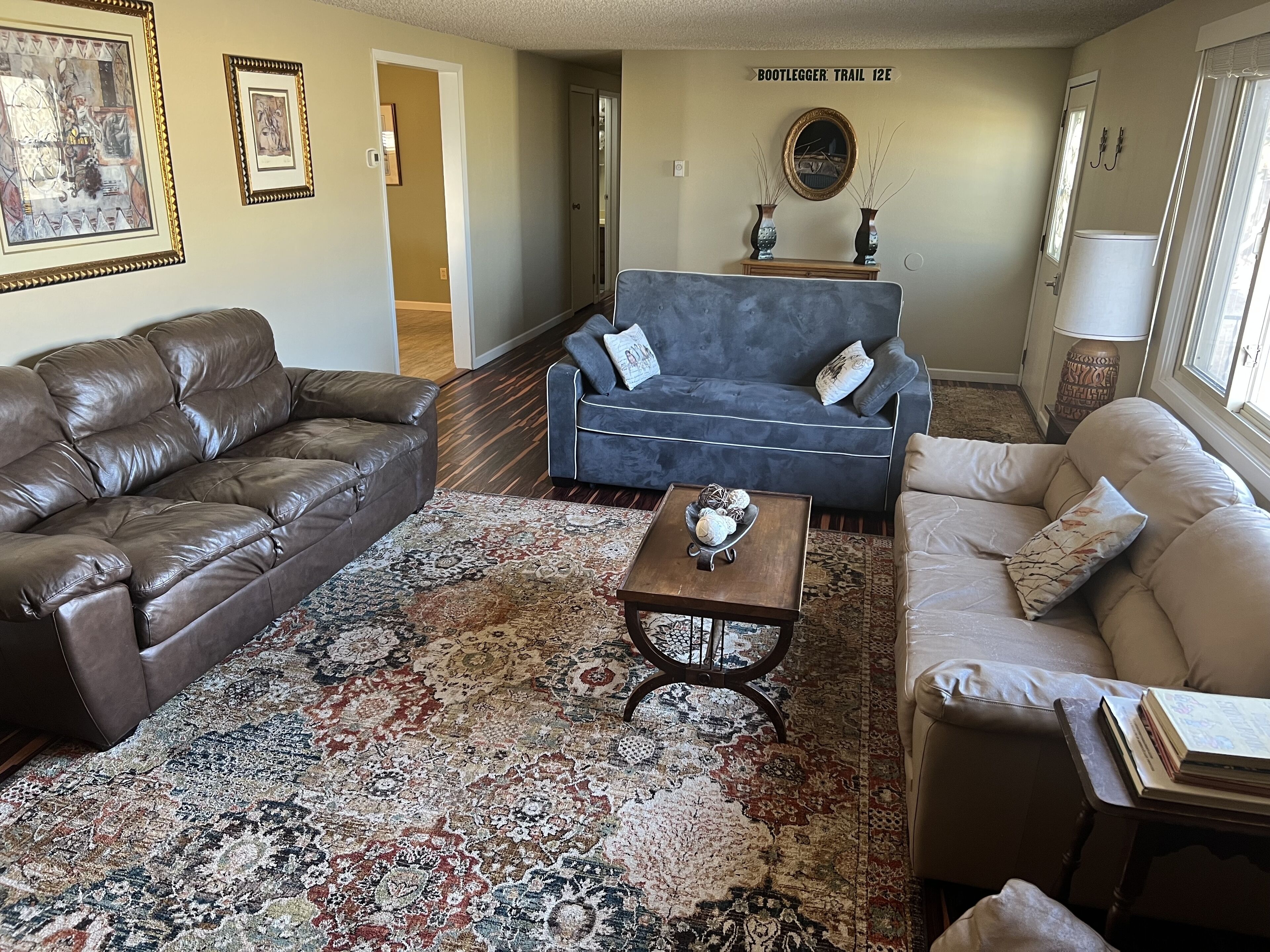 TV connectée, lecteur de DVD, livres