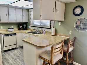 Kylskåp, mikrovågsugn, ugn och spishäll