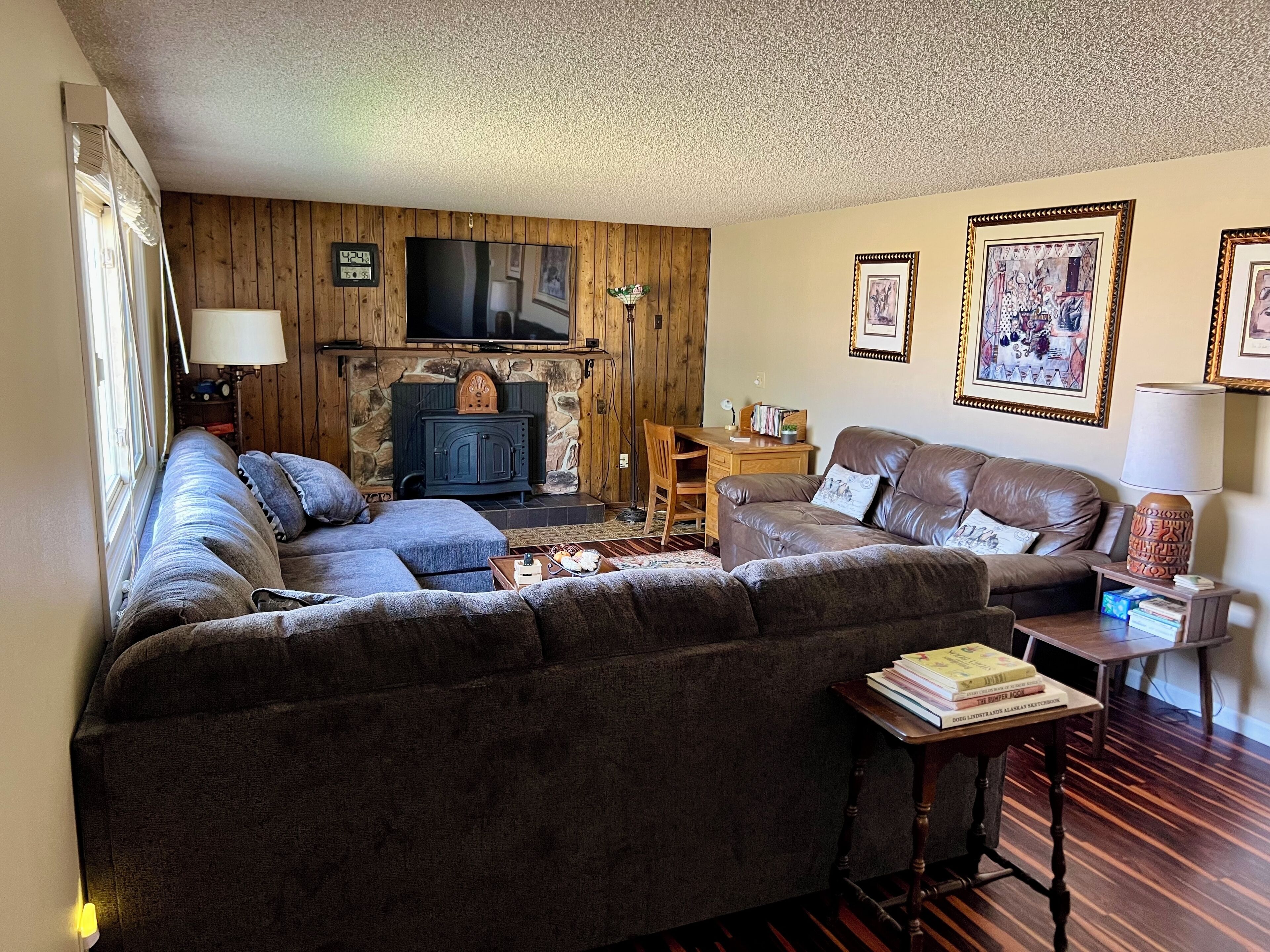 TV connectée, lecteur de DVD, livres