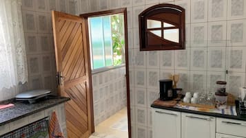 Réfrigérateur, micro-ondes, plaque de cuisson, blender