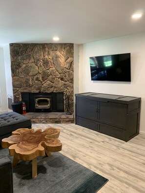 Smart TV, fireplace