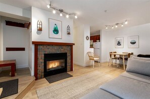 Smart TV y chimenea 