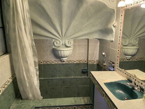 Departamento superior | Regadera en el baño