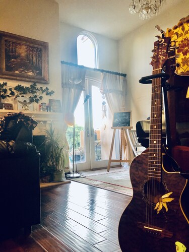 Gorgeous Villa style Condo by Universal Studios, Farmers Market, & Ventura Shops