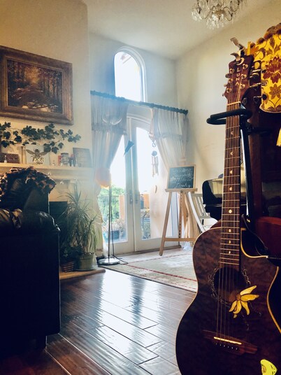 Gorgeous Villa style Condo by Universal Studios, Farmers Market, & Ventura Shops