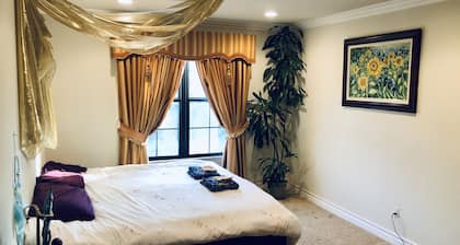 Gorgeous Villa style Condo by Universal Studios, Farmers Market, & Ventura Shops