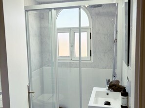 Badewanne, Handtücher, Shampoo