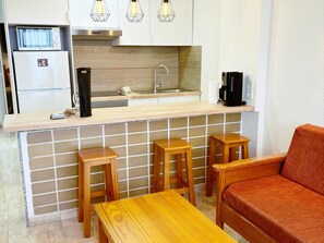 Een koelkast, een magnetron, een oven, een koffiezetapparaat/waterkoker