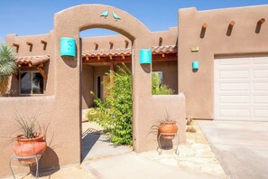 Unclassified image, 3 of 30, button - Horizon House | Hot Tub, Fire Pit & BBQ in JT (Joshua Tree)
