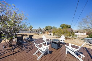 Outdoor dining - Cosmic Rabbit - Family Friendly home w/Hot Tub (Joshua Tree)