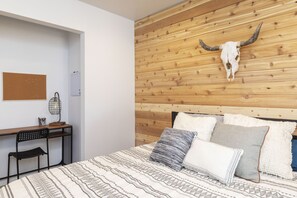 3 makuuhuonetta, työpöytä, ilmainen Wi-Fi, vuodevaatteet