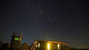 Un edifici amb un porxo sota un cel estrellat.