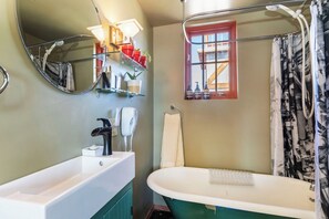 Combined shower/tub, hair dryer, towels, shampoo