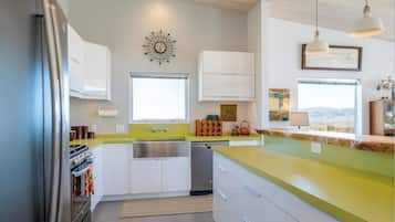 Coffee/tea maker, fridge, microwave, oven
