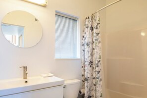 Shower, hair dryer, towels - Las Alas del Sol - Desert Architectural Gem (Joshua Tree)