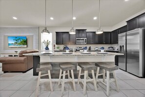 Fridge, microwave, oven, stovetop - Newly Renovated 8BR Villa equipped with a heated pool / Spa Located near Disney  (Davenport)