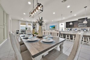 Dining - Newly Renovated 8BR Villa equipped with a heated pool / Spa Located near Disney  (Davenport)