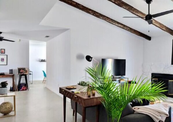 テレビ、暖炉、ミュージックライブラリ、ステレオ