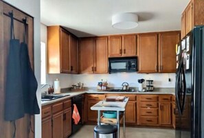 冷蔵庫、電子レンジ、オーブン、コンロ