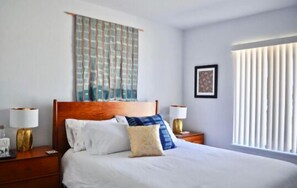 3 室のベッドルーム、WiFi (無料)、ベッドシーツ