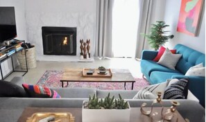 Een televisie, een open haard, een muziekbibliotheek en een stereo