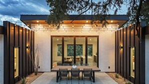 Outdoor dining - A Little Tish - Secluded Stargazers Getaway! (Yucca Valley)