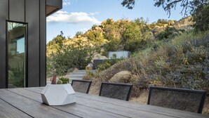 Outdoor dining - A Little Tish - Secluded Stargazers Getaway! (Yucca Valley)