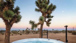 Outdoor spa tub - Flag Ranch - Hot Tub, Fire Pit and BBQ (Yucca Valley)