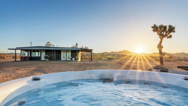 Outdoor spa tub - Flag Ranch - Hot Tub, Fire Pit and BBQ (Yucca Valley)