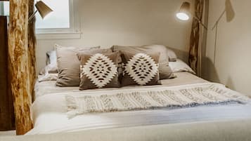 Tabla de planchar con plancha, wifi y ropa de cama