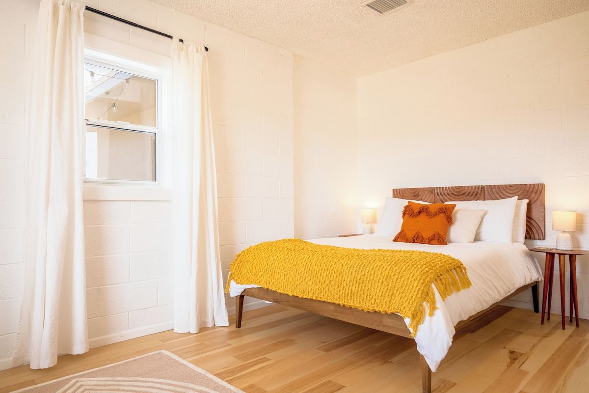 3 bedrooms, iron/ironing board, internet, bed sheets