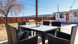 Outdoor dining - Walpi Ranch - Joshua Tree Getaway with Hot Tub! (Joshua Tree)