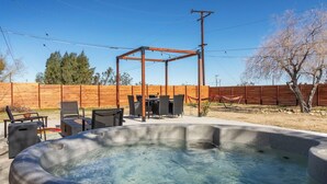 Outdoor dining - Walpi Ranch - Joshua Tree Getaway with Hot Tub! (Joshua Tree)
