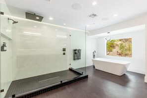 Duschwanne, Haartrockner, Bidet, Handtücher