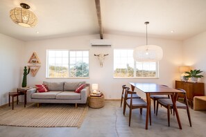 TV - Flamingo Ranch With a Dreamy Desert Design & Hot Tub! (Yucca Valley)