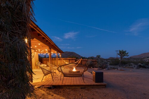 🌵 Sage and Stardust Retreat – Hot Tub, Yoga Studio, Near Park 🌵