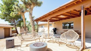 Outdoor dining - Sage & Stardust – Hot Tub, Yoga Studio, Near Park (Joshua Tree)