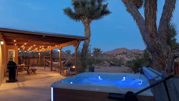 Terrace/patio - Sage & Stardust – Hot Tub, Yoga Studio, Near Park (Joshua Tree)