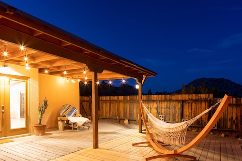 🌵 Sage and Stardust Retreat – Hot Tub, Yoga Studio, Near Park 🌵