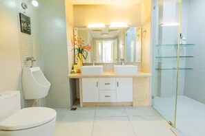 Combined shower/tub