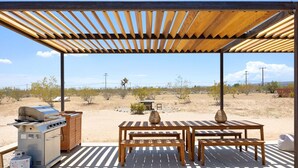 Outdoor dining - Abracadabra Dome in the Desert-Unique Experience! (Landers)